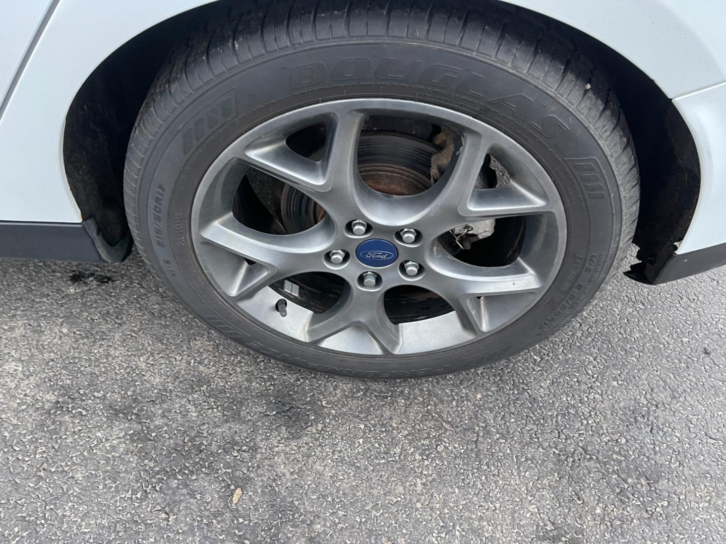 2013 White /Black Ford Focus SE Hatch (1FADP3K29DL) with an 2.0L I4 DOHC 16V engine, 6 Speed Automatic transmission, located at 547 E. Main St., Orwell, OH, 44076, (440) 437-5893, 41.535435, -80.847855 - Photo#12